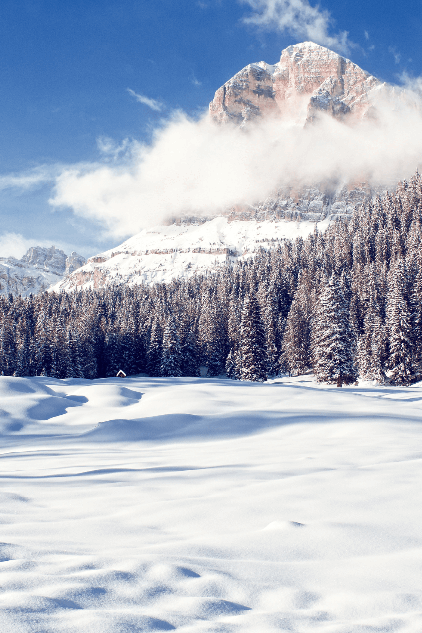Foto di una vallata innevata a Cortina