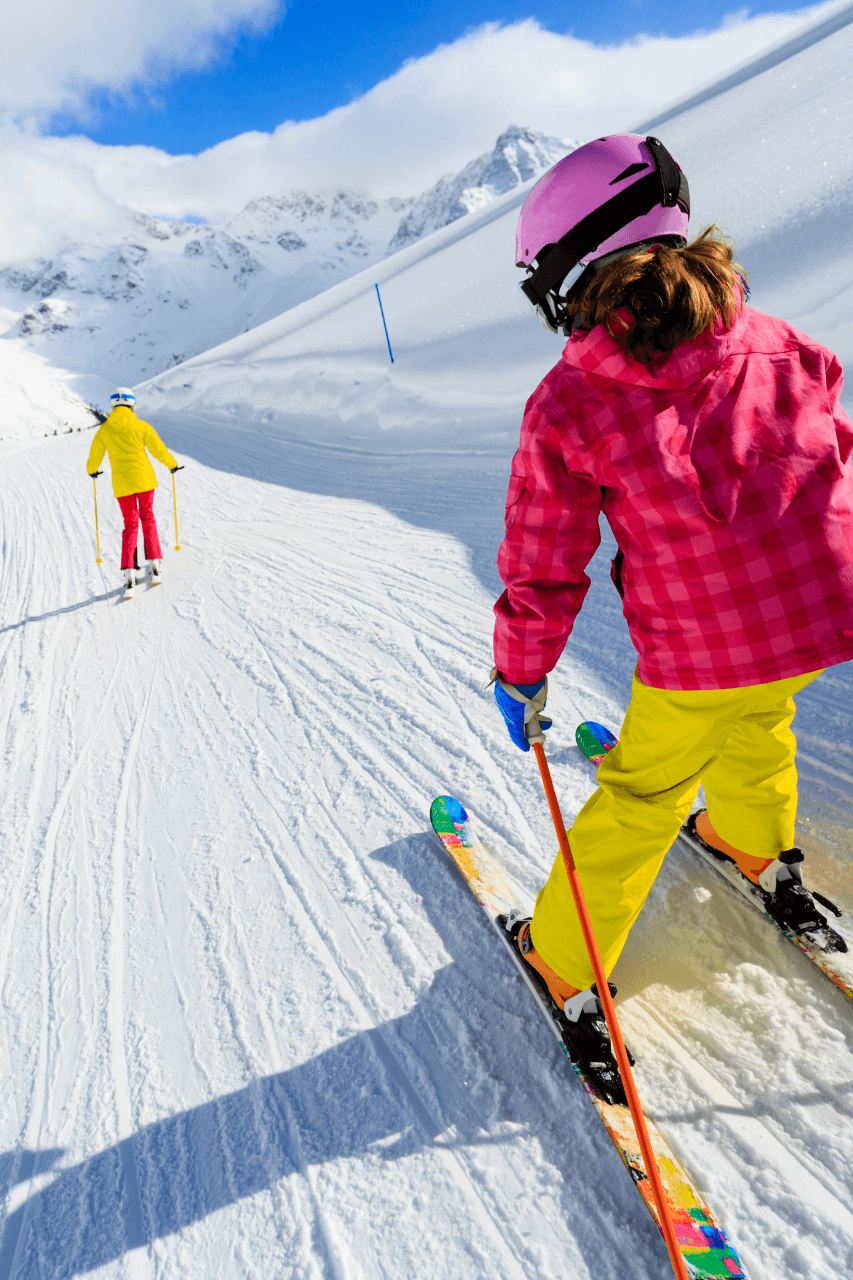 Due persone sciano su una pista da scii a Cortina